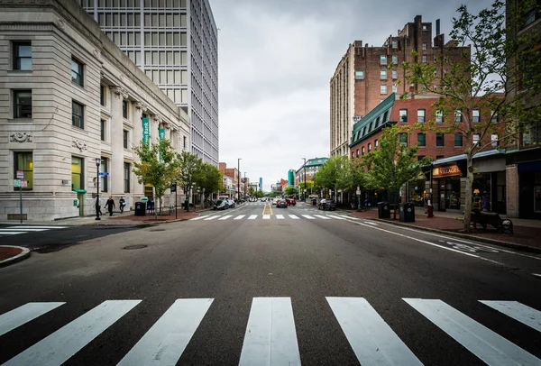 Λεωφόρο Massachusetts στην κεντρική πλατεία στο Καίμπριτζ, Μασσατσούσετ — Φωτογραφία Αρχείου