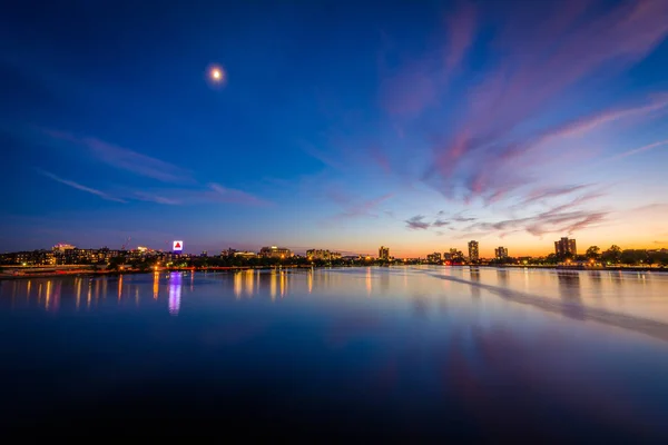 Księżyc nad Charles River w nocy, od mostu Harvard i — Zdjęcie stockowe