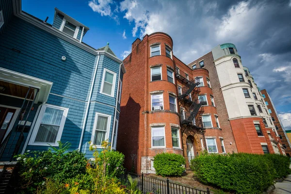 Alte Häuser in der Nähe des zentralen Platzes, in Cambridge, massachusetts. — Stockfoto