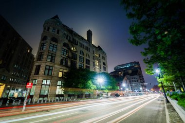 Boston, Massachusetts, gece, yüzey yol boyunca binalar.