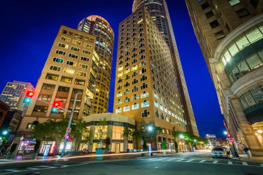 Binalar ve gece, kavşakta finans bölgesi içinde, 