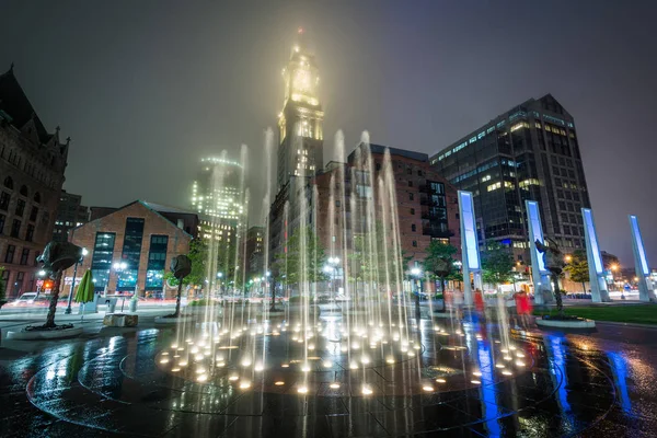 Fountains and the Custom House Tower at night, in Boston, Massac — Stock Photo, Image