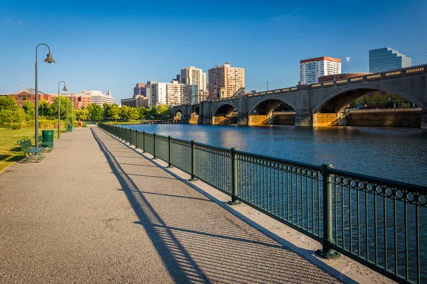 Il fiume Charles e il ponte ferroviario a North Point Park a Bos — Foto Stock