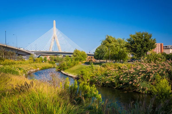 Die Leonard S. Zakim Bunker Hill Memorial Bridge und ein Kanal bei — Stockfoto