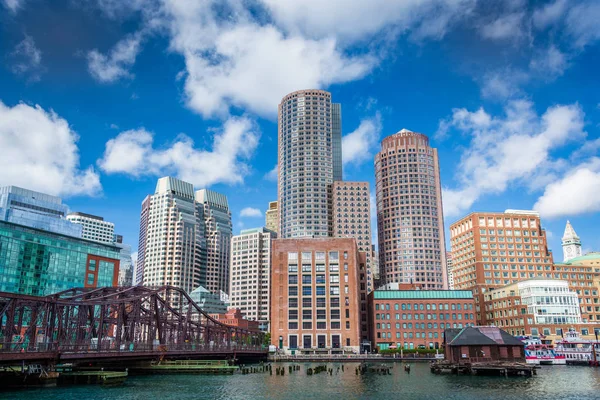 Fort Point Channel e o horizonte de Boston, em Boston, Massachuse — Fotografia de Stock