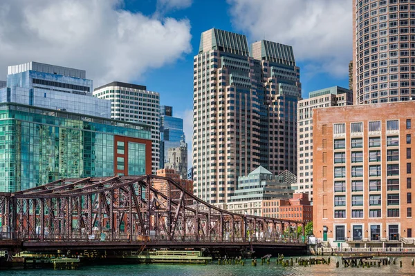 Fort Point Channel y el horizonte de Boston, en Boston, Massachuse — Foto de Stock