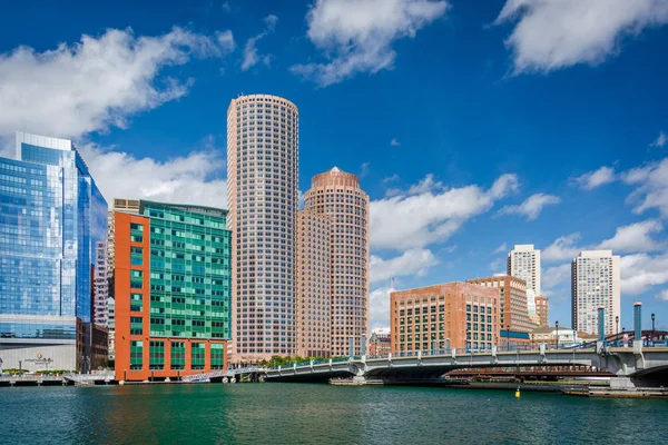 Fort punt kanaal en de skyline van Boston, Boston, Massachuse — Stockfoto