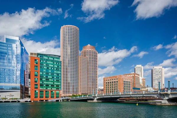 Fort Point Channel y el horizonte de Boston, en Boston, Massachuse — Foto de Stock