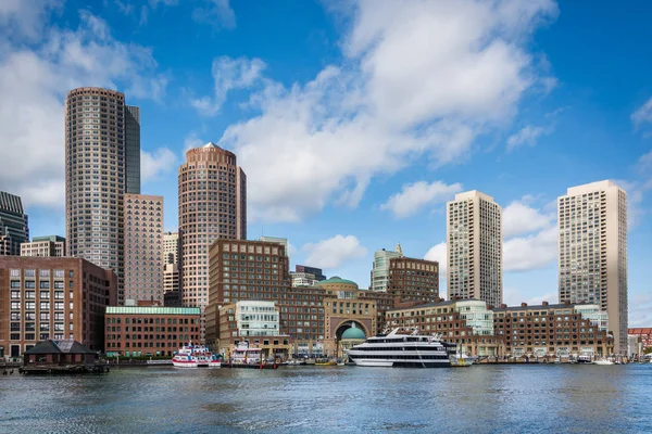 Fort Point Channel y el horizonte de Boston, en Boston, Massachuse —  Fotos de Stock