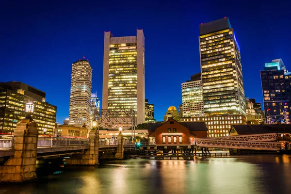 De Boston skyline och Fort Point kanal på natten, i Boston, M — Stockfoto