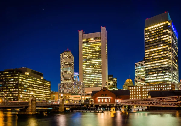 O horizonte de Boston e Fort Point Channel à noite, em Boston, M — Fotografia de Stock