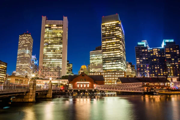 El horizonte de Boston y el canal de Fort Point por la noche, en Boston, M —  Fotos de Stock