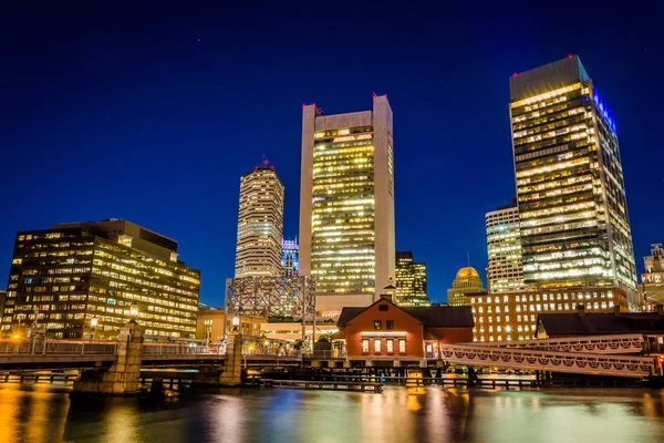 The Boston skyline and Fort Point Channel at night, in Boston, M — Stock Photo, Image
