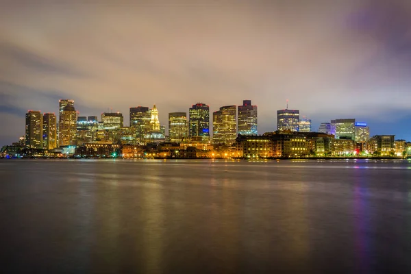 Boston skyline sett från Lopresti Park på natten, i östra BIM — Stockfoto