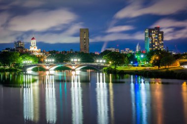 John W. hafta Köprüsü ve Charles Nehri gece, Cambridg