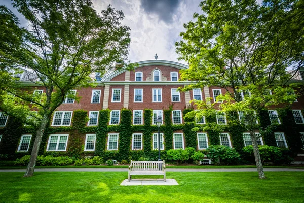 Лавки і цегляної будівлі в Гарвардській школі бізнесу, в Бостоні, — стокове фото