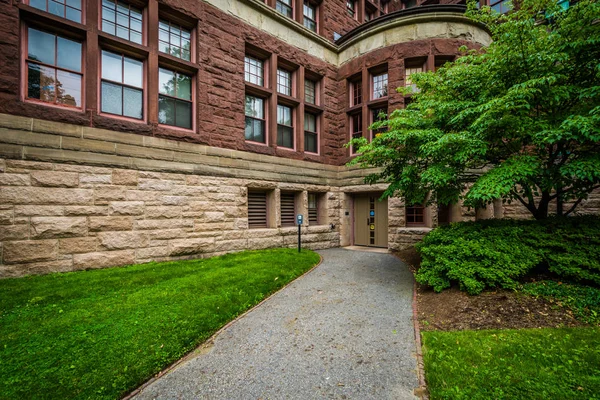 Edificio y pasarela en la Universidad de Harvard, en Cambridge, Massac — Foto de Stock
