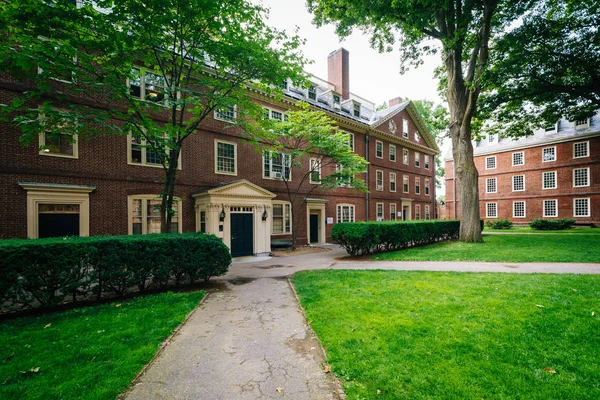 Budynki i chodniki na Harvard Yard, w Harvard Universit — Zdjęcie stockowe