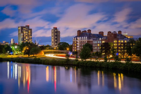 Edificios en Harvard Business School y el río Charles en ni — Foto de Stock