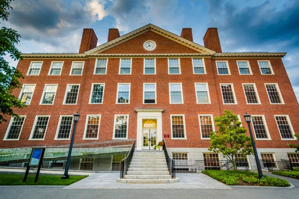 Radcliffe Institute H, ileri çalışma için ATI Hall