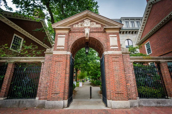 Brama wjazdowa na dziedziniec Harvarda, w Cambridge, Massachusetts. — Zdjęcie stockowe