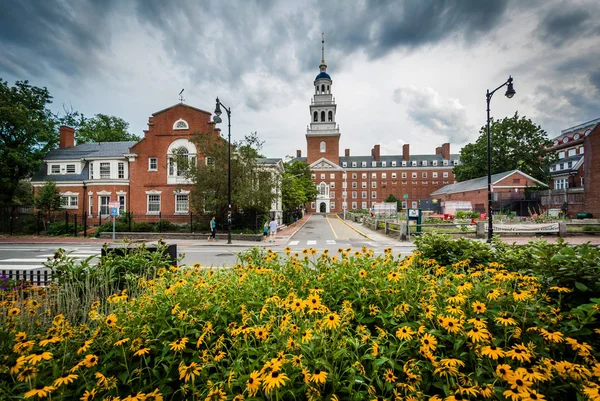 Bloemen en het Lowell-huis, aan de Harvard University, in Cambridg — Stockfoto