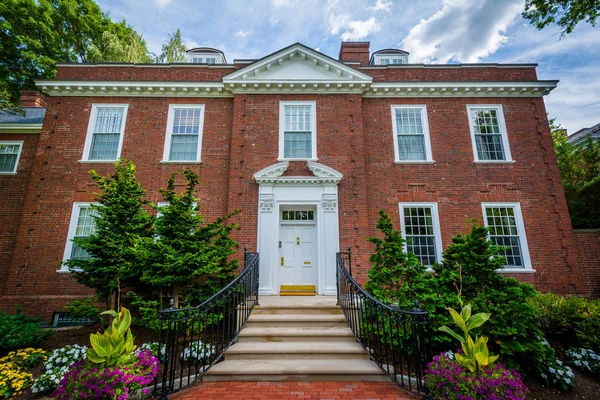 Jardines y edificio de ladrillo en Harvard Business School, en Boston — Foto de Stock