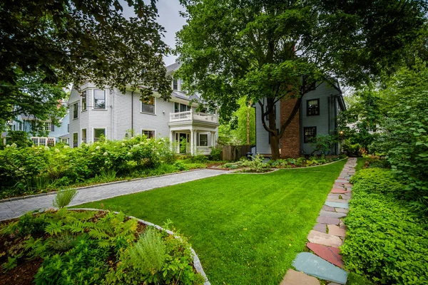 Jardines y casas cerca de Harvard Square en Cambridge, Massachusetts — Foto de Stock