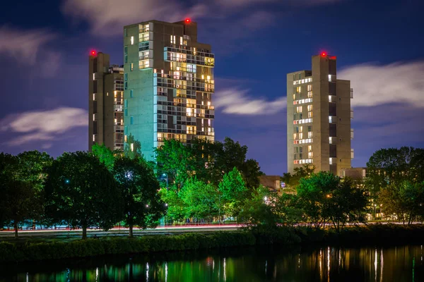 Charles River Cambridg gece boyunca highrise binalar