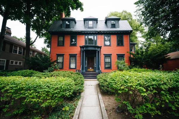 House near Harvard Square in Cambridge, Massachusetts. — Stock Photo, Image