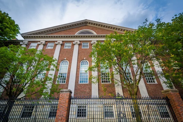 Lehman Hall, en la Universidad de Harvard, en Cambridge, Massachusetts . —  Fotos de Stock