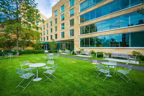 Mesas y sillas, y Tata Hall, en Harvard Business School, en — Foto de Stock