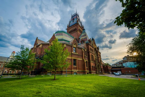 The Harvard Memorial Hall, at Harvard University, in Cambridge, — Stock Photo, Image