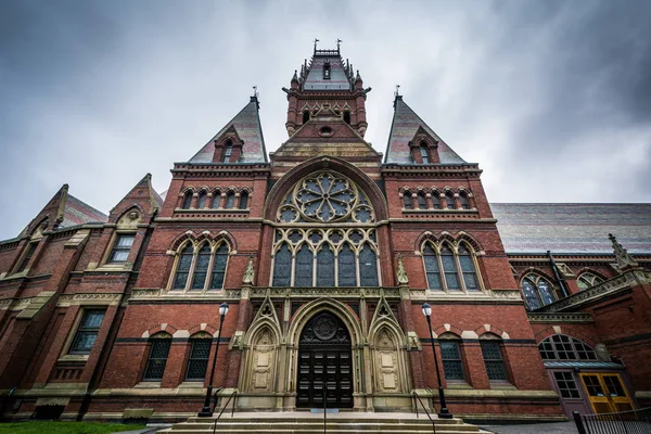 The Harvard Memorial Hall, at Harvard University, in Cambridge, — Stock Photo, Image