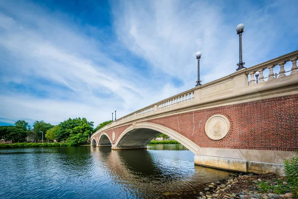 El puente John W. Weeks y el río Charles en Cambridge, Massach — Foto de Stock