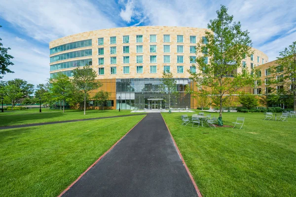 Walkway e Tata Hall, na Harvard Business School, em Boston, Ma — Fotografia de Stock