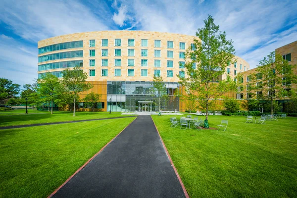 Walkway e Tata Hall, na Harvard Business School, em Boston, Ma — Fotografia de Stock