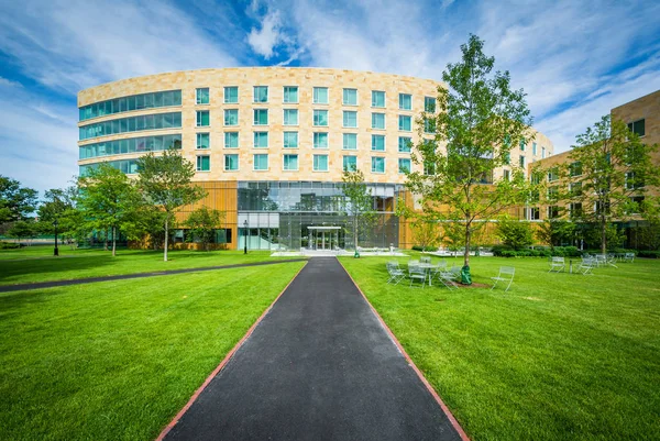 Gångväg och Tata Hall, på Harvard Business School i Boston, Ma — Stockfoto