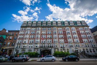 Bos Kenmore Square yakınındaki Commonwealth Avenue boyunca binalar