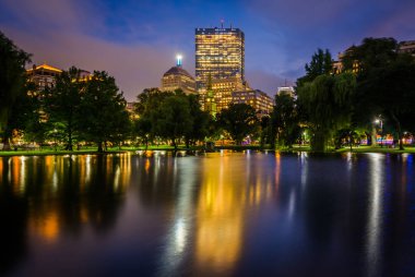 Back Bay ve kamu bahçe gece gölde binalarda