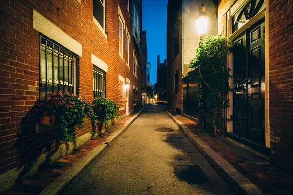 Alley és tégla épületek éjjel, Beacon Hill, Boston, tömeg — Stock Fotó