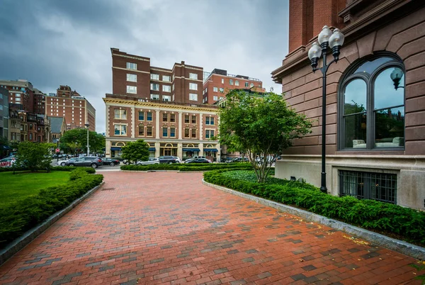 Baksteen loopbrug en gebouwen in Back Bay, Boston, Massachusetts. — Stockfoto