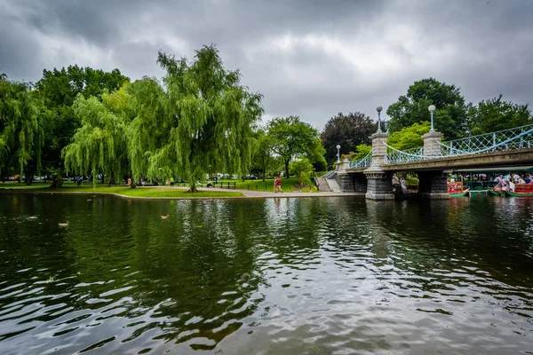 Γέφυρα πάνω από την λίμνη του δημόσιου κήπου στη Βοστώνη, Μασσατσούσετ — Φωτογραφία Αρχείου