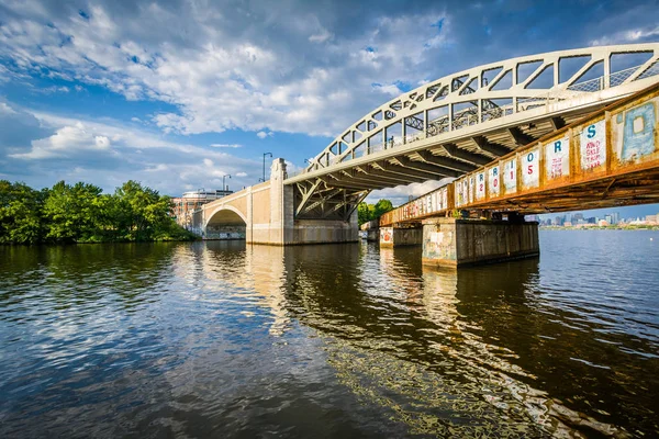 Broarna över floden Charles, vid Boston University, i Boston, — Stockfoto