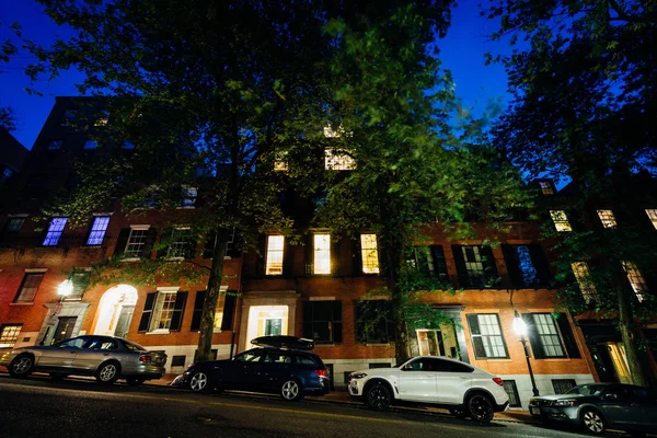 Edificios a lo largo de Mount Vernon Street por la noche, en Beacon Hill, Bo — Foto de Stock