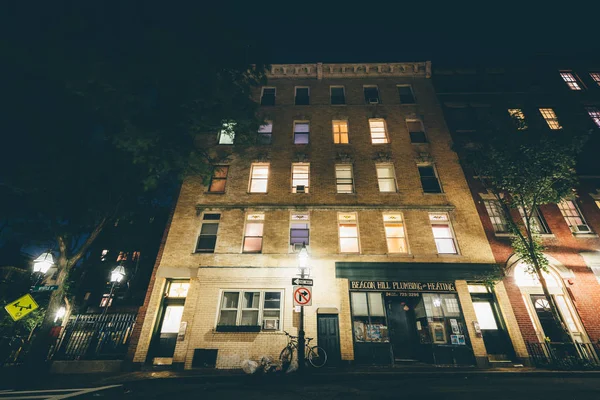 Edifícios ao longo da Myrtle Street à noite, em Beacon Hill, Boston , — Fotografia de Stock