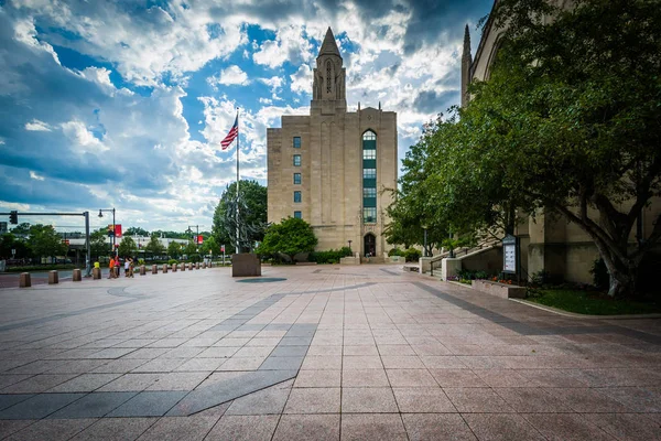 Buildings and Marsh Plaza at Boston University, in Boston, Massa — Stock Photo, Image