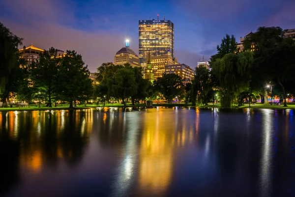 Buildings in Back Bay and the lake at the Public Garden at night — Stock Photo, Image