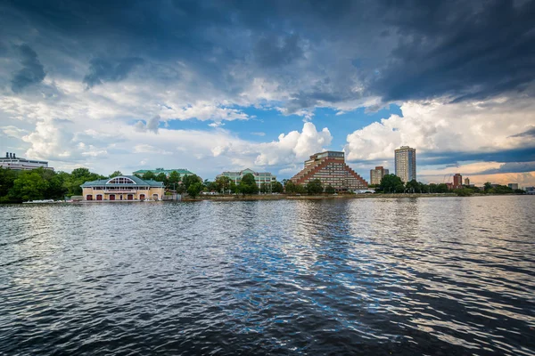 Gebäude in Cambridge und der Fluss Charles, von Boston aus gesehen — Stockfoto