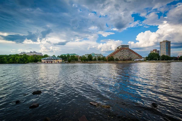 Bygninger i Cambridge og Charles River sett fra Boston U – stockfoto